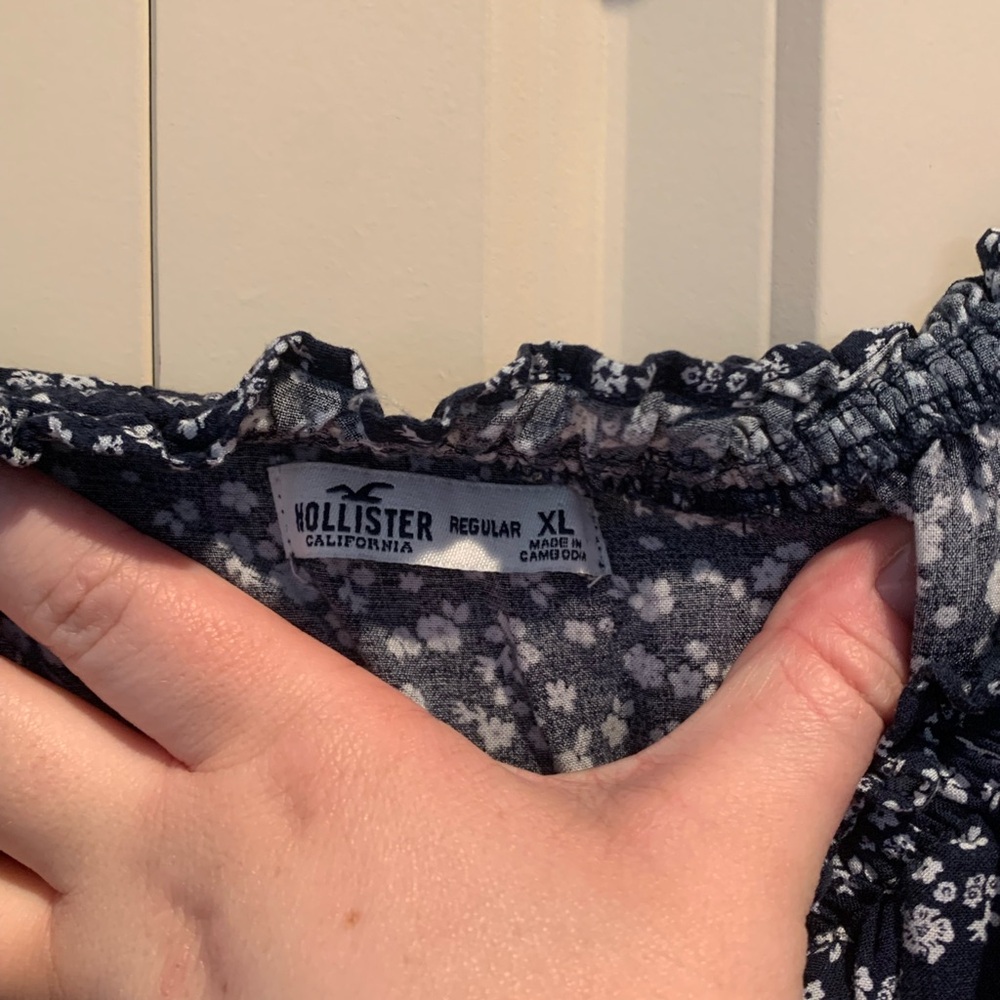 Hollister Navy Floral Romper - Picture 5 of 10